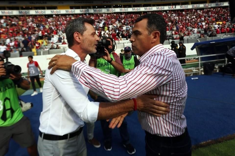 Los técnicos Diego Cocca y Ricardo Cadena se saludaron antes del encuentro.