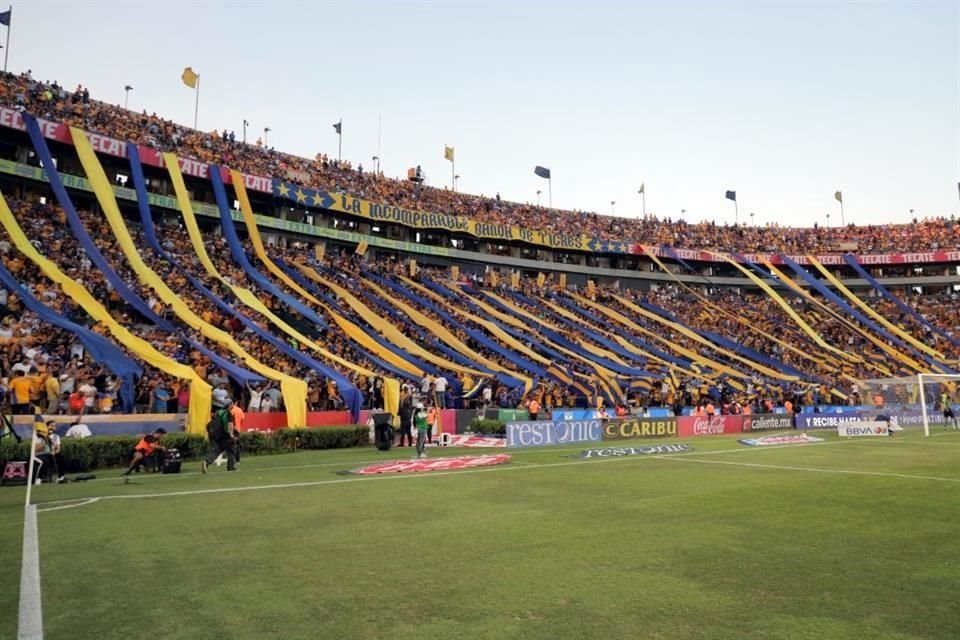 La afición felina llenó el Estadio Universitario.