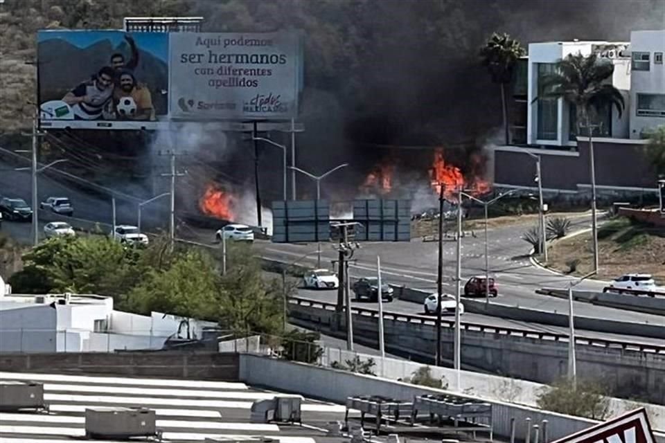 El incendio se registró en las faldas del Cerro de las Mitras, en algunos puntos muy cerca de residencias y torres de departamentos del sector San Jerónimo, en Monterrey.
