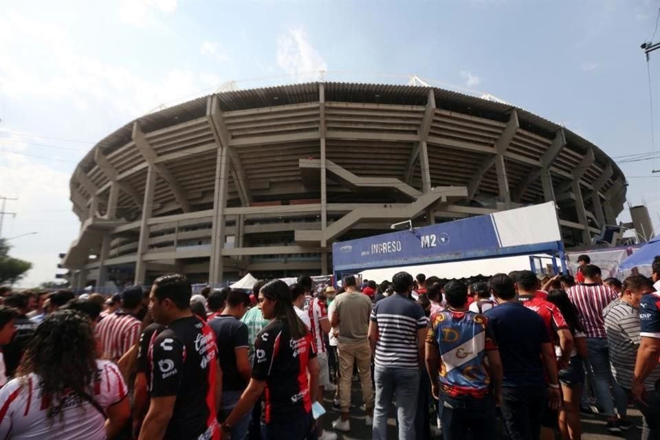 Los aficionados que asisten al Estadio Jalisco hacen largas filas para poder entrar debido al Fan ID.