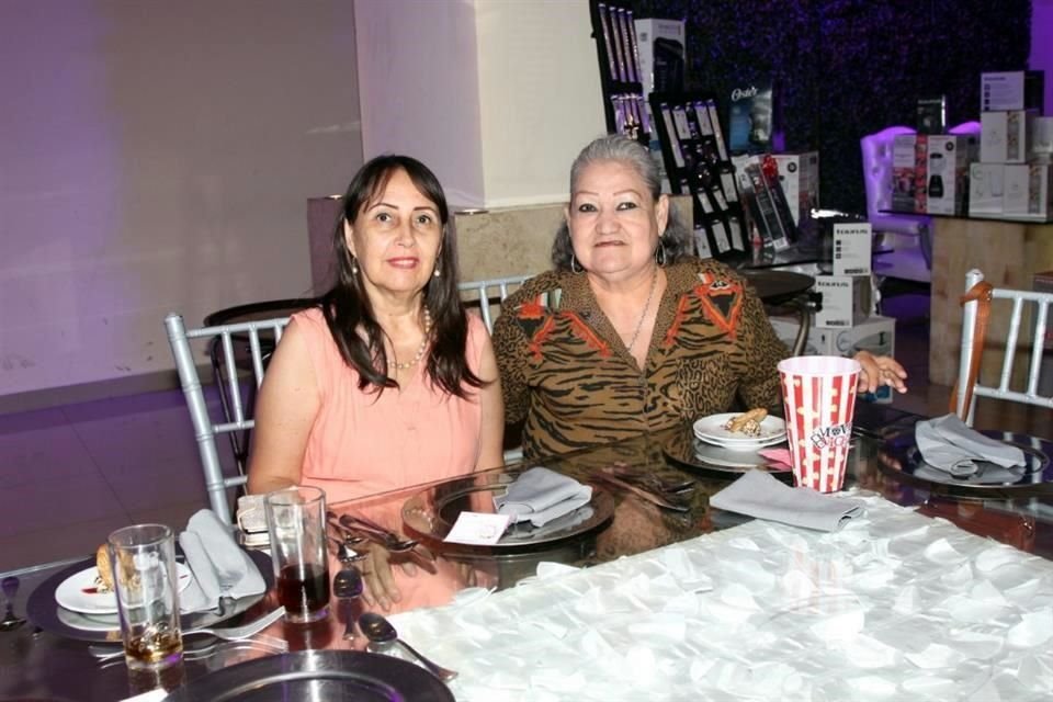 Lupita Shay de González y Linda Herrera