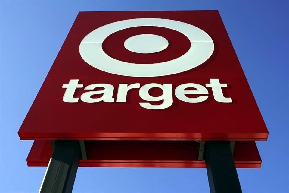 Target dijo que sus utilidades trimestrales se vieron afectadas por los mayores costos pese a mayores ventas.