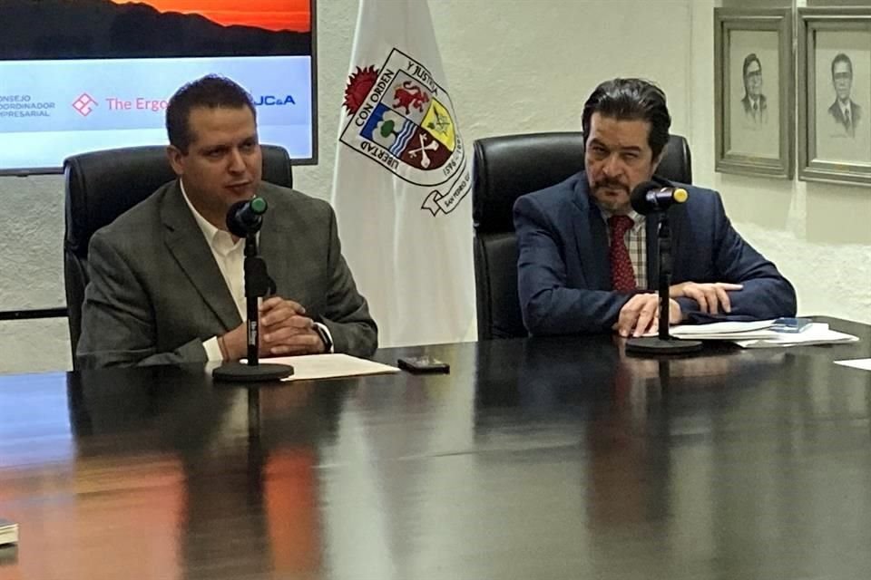 José Dávalos, Secretario del Ayuntamiento de San Pedro, y Francisco Lelo de Larrea, Subdirector de Investigación Económica del CEESP.