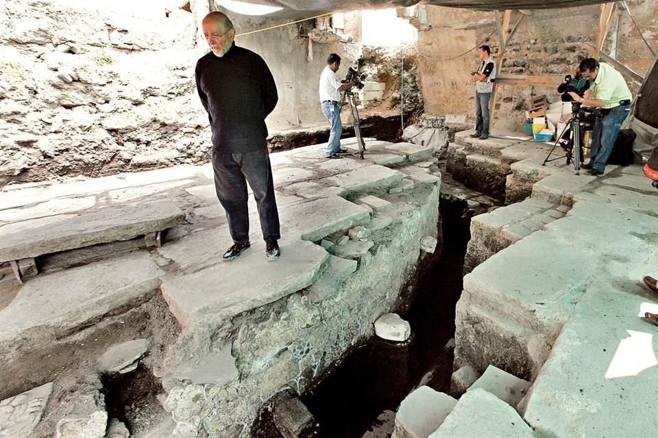 El arqueólogo observa una plataforma recién descubierta del Templo Mayor, en la Ciudad de México.