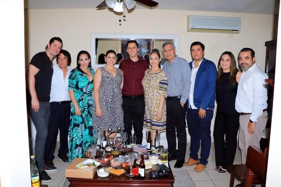 Eduardo Iván Rojas Favela y Pamela Valdés Leal con sus familiares