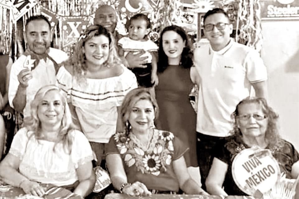 SEPTIEMBRE 2021 Flor, a la derecha, con su familia, durante una Noche Mexicana