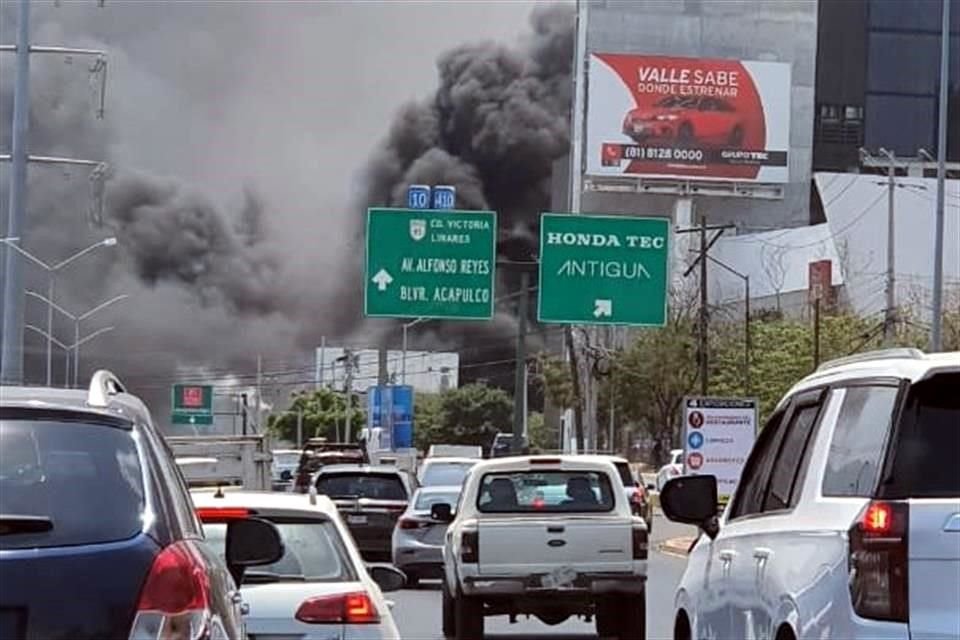 El incendio fue reportado poco después del mediodía en el cruce de Lázaro Cárdenas y Paseo del Acueducto, en Monterrey.