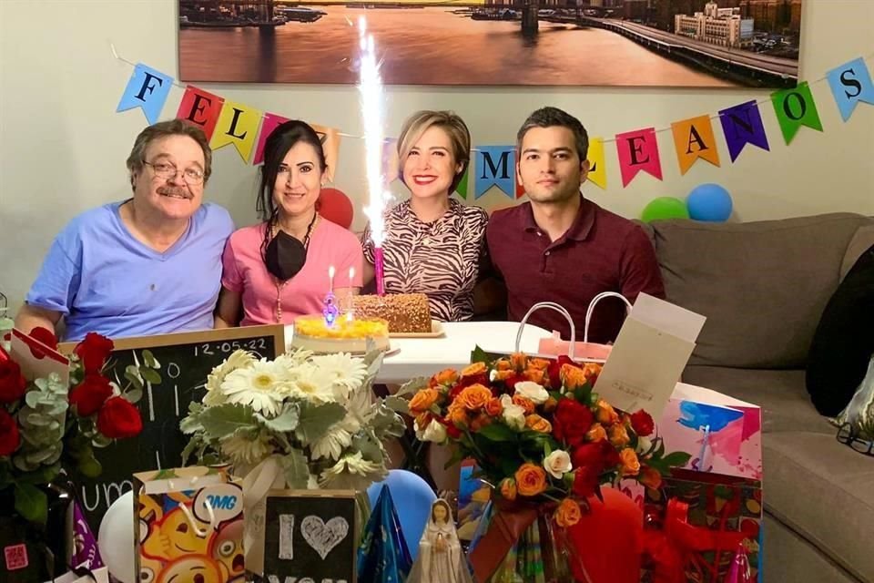 Angie Cavazos con su familia