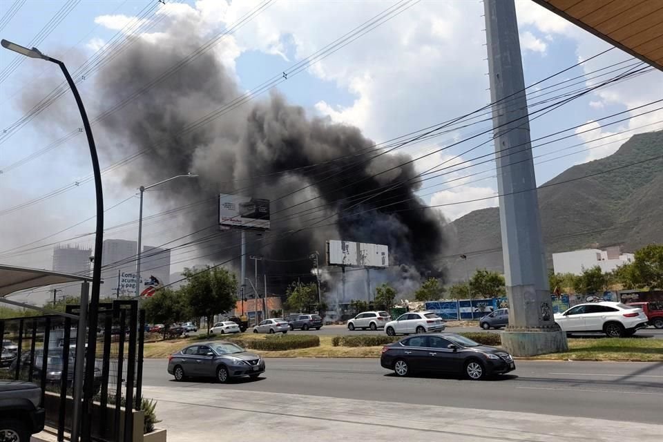 El incendio fue reportado poco después del mediodía en el cruce de Lázaro Cárdenas y Paseo del Acueducto, en Monterrey.