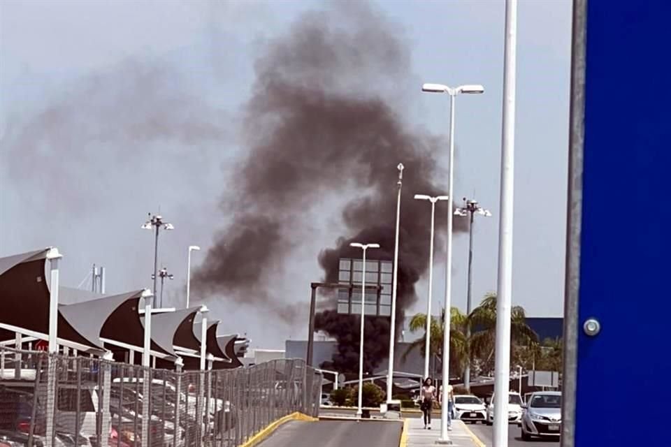 El incidente fue reportado poco después de las 15:00 horas, en el acceso prinicipal a la terminal B.