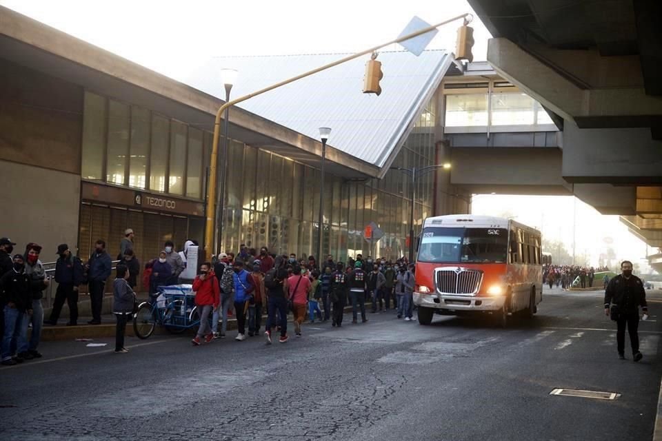 Decenas de personas se han aglomerado afuera de la estación Tezonco en espera de un camión de RTP.