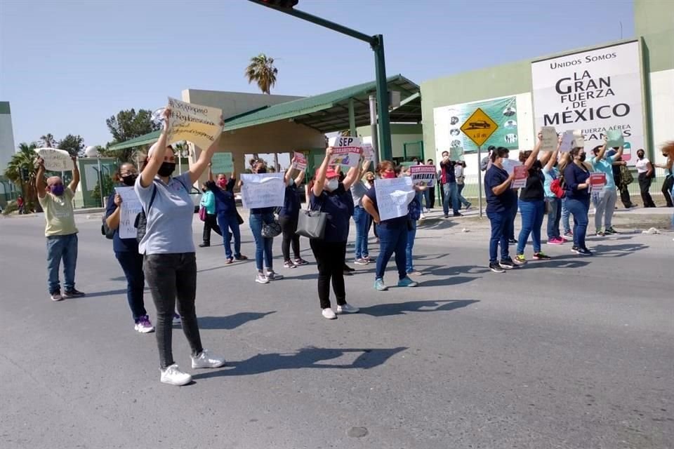 Por momentos, docentes bloquearon la Carretera a Salinas Victoria.