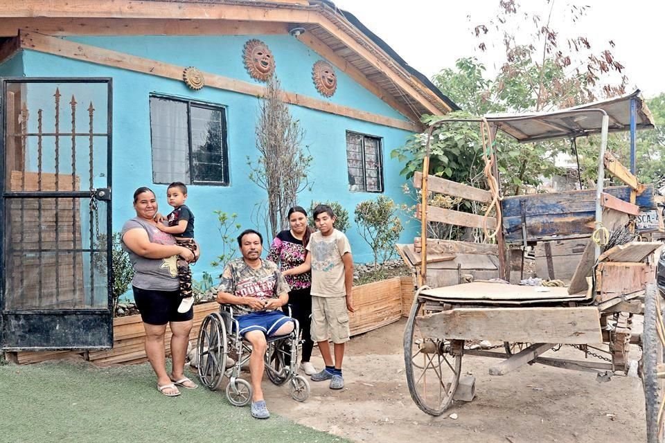 Daniel Medina con su esposa Idalia Reyes y sus hijos.