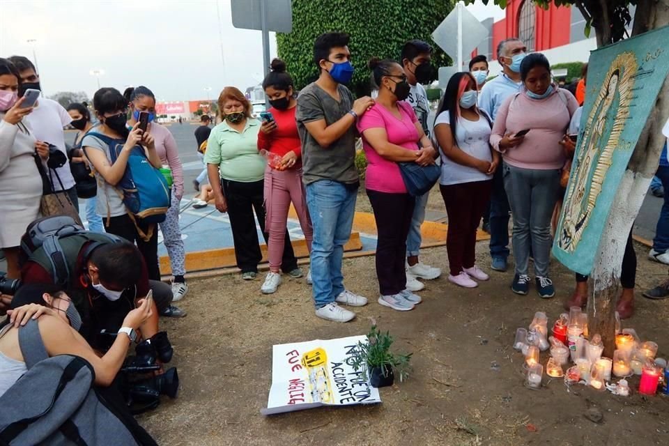 Vecinos colocaron ofrenda a las víctimas en una plaza al costado de la estación Olivos de la Línea 12.
