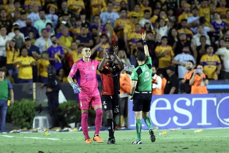 Al final, el partido de descontroló y Nahuel Guzmán fue expulsado por doble amarilla.