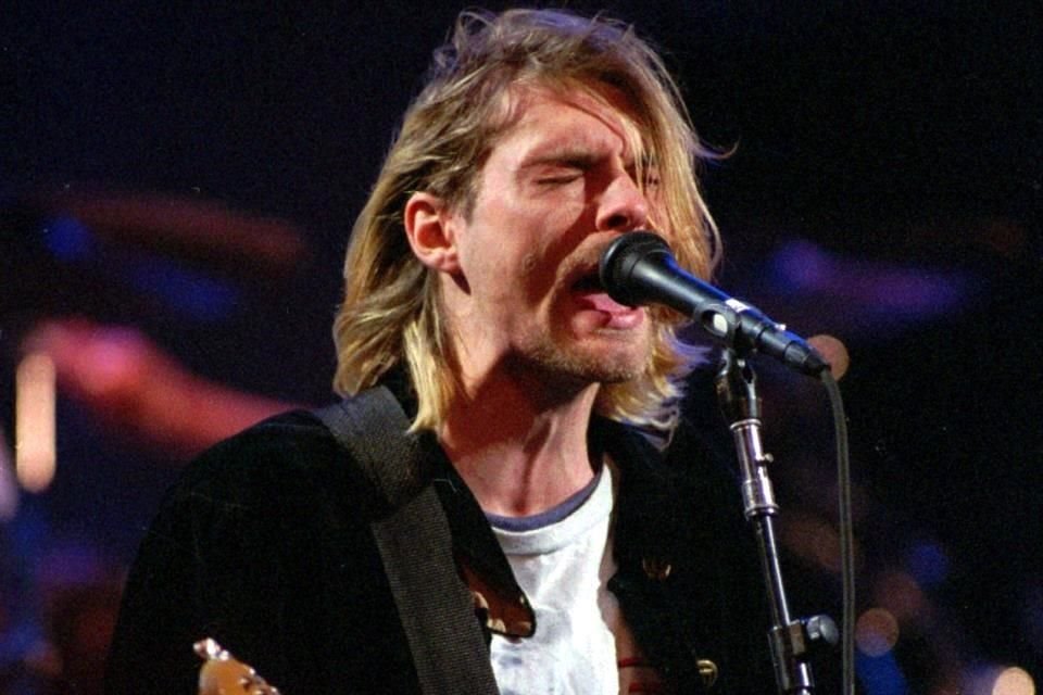 La legendaria guitarra Fender Mustang de 1969, que Kurt Cobain usó en el video de 'Smells Like Teen Spirit', fue vendida en 5 mdd.