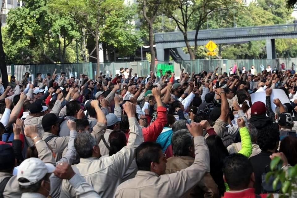 'Unidad, unidad', gritan los trabajadores afuera de la Torre de Pemex.
