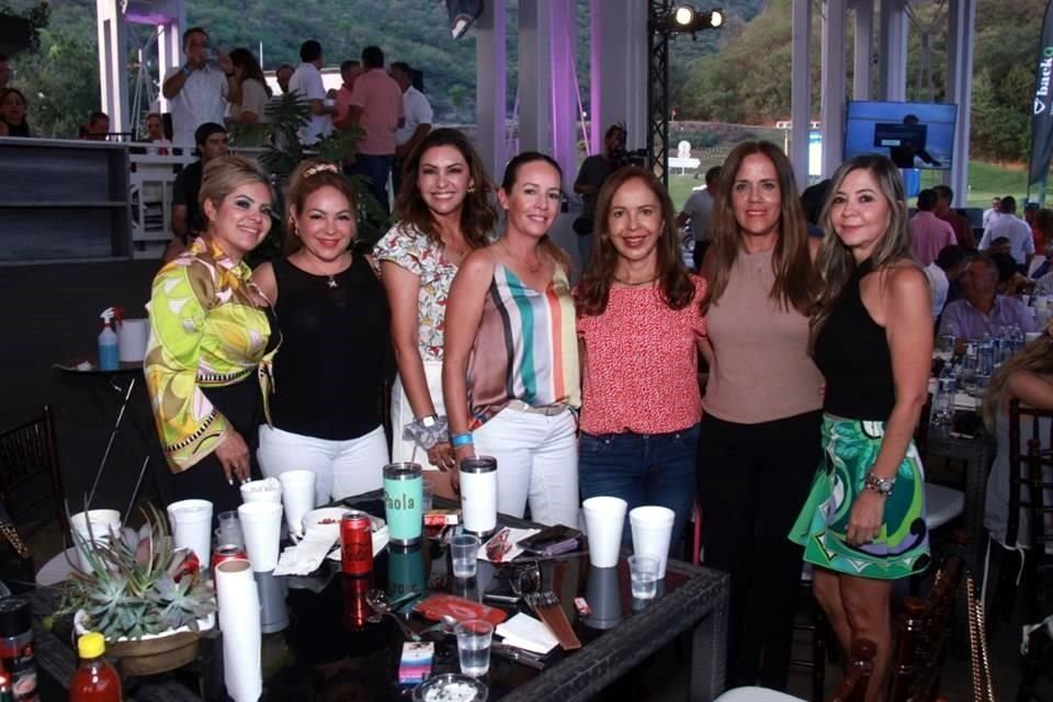 Ana Godínez,  Claudia Aguirre de García, Trinidad Dávila, Paola Soto, Carmen Tapia, Caro Aguilar y Patricia Palma