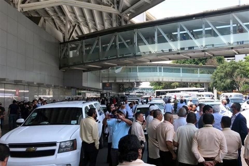 Taxistas bloquean accesos a T1 y T2 del AICM.
