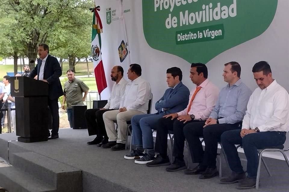 Durante un evento con el Gobernador emecista, Samuel García, el ex panista se puso una corbata anaranjada que le pidió al Secretario de Movilidad estatal, Hernán Villarreal.