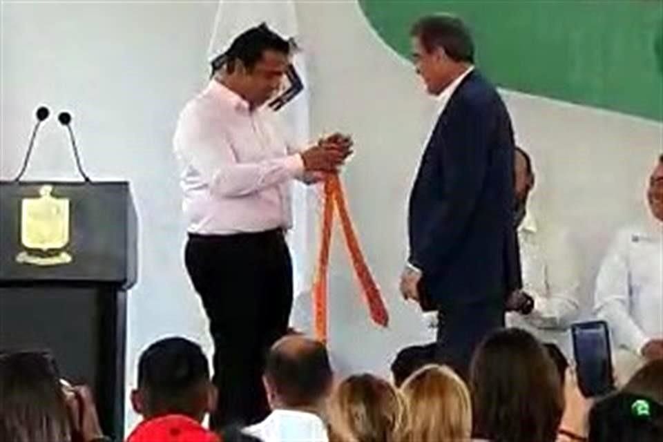  Alcalde de Santa Catarina, Jesús Nava, promete trabajar en unidad con el Estado y se pone corbata anaranjada; confirma que se integra al MC.