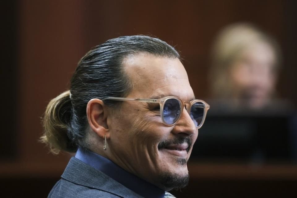 Johnny Depp nuevamente subió al estrado en el juicio que sostiene contra su ex esposa Amber Heard; negó violencia y abuso contra ella.