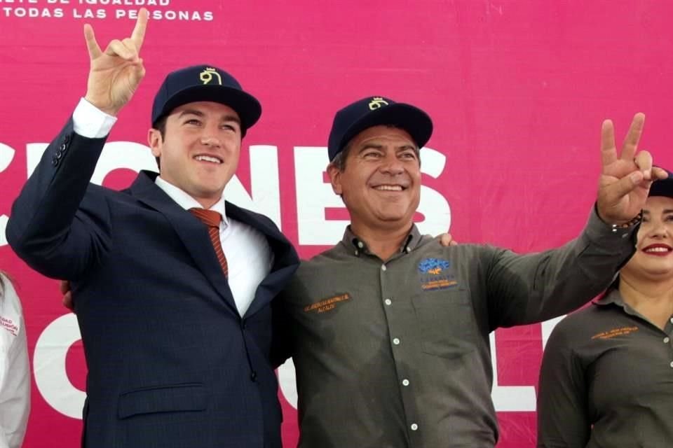 Baltazar Martínez (der.) portó una gorra con el logo de la Adminsitración estatal durante la visita del Gobernador Samuel García.