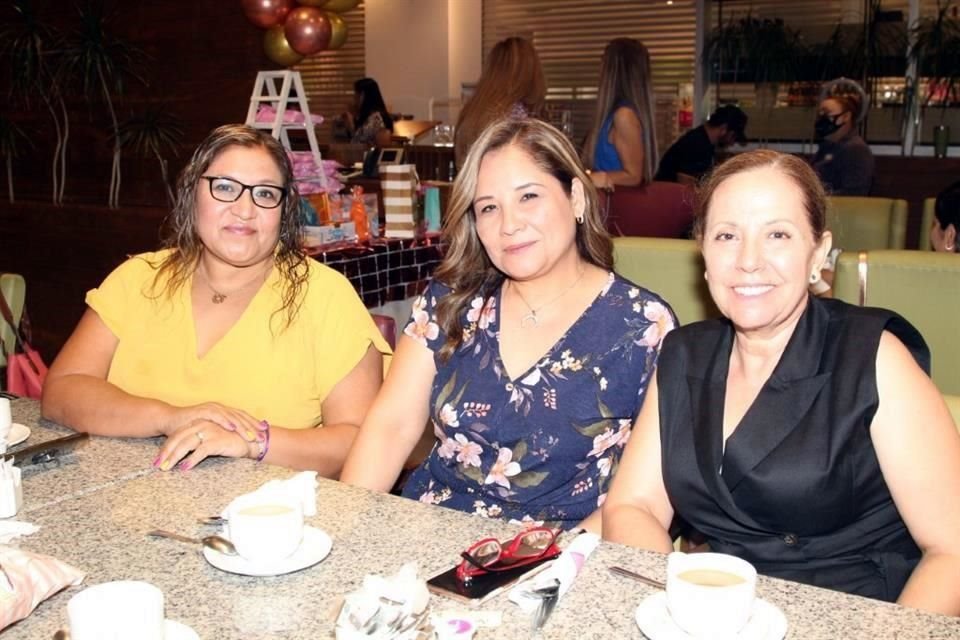 Elizabeth Pérez, Lucy Hurtado y Rosy Leal