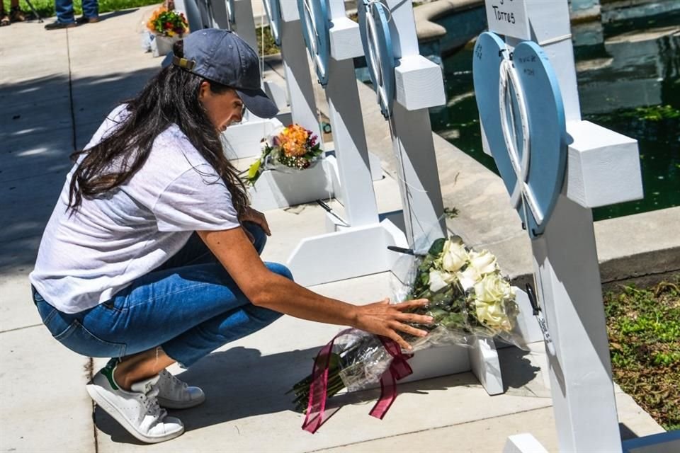 Meghan Markle hizo una visita sorpresa al memorial en honor a los maestros y estudiantes asesinados el martes en Uvalde, Texas.
