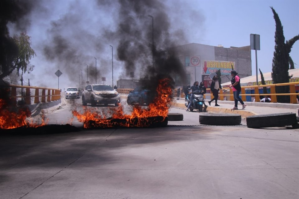 Los accesos a la Presidencia Municipal de San Miguel Xaltocan están bloqueados por habitantes como una medida de protesta. 