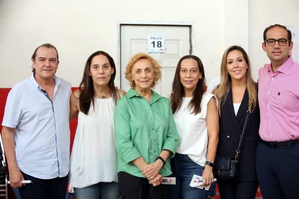 Patricio Hernández, Loretto Garza, Consuelo Zambrano, Esperanza Garza, Bárbara Duarte y Gerardo Garza