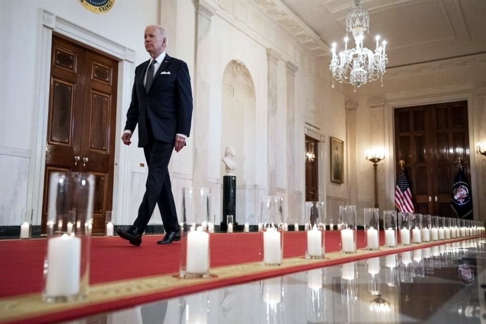 Biden caminó por un pasillo en el que fueron colocadas velas en memoria de las víctimas de la violencia armada en todo el país.