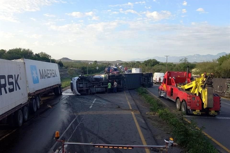 El accidente, donde el conductor del tractocamión no fue localizado por las autoridades, se registró cerca de las 6:30 horas, en el kilómetro 200 de la mencionada vía federal.