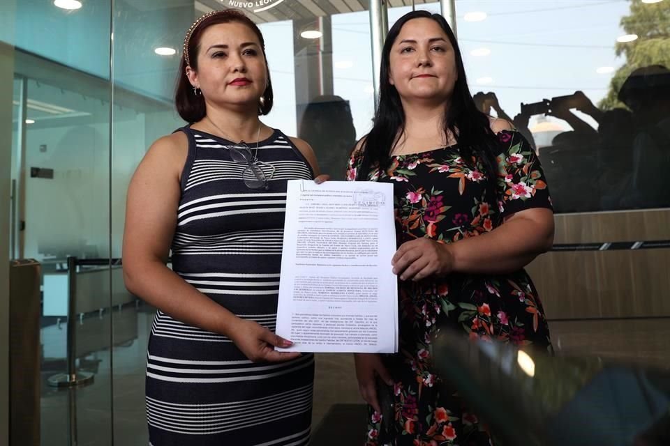 Las Diputadas Nancy Olguín (der.), del PAN, y Jessica Elodia Martínez, de Morena, presentaron la denuncia en Fiscalía.