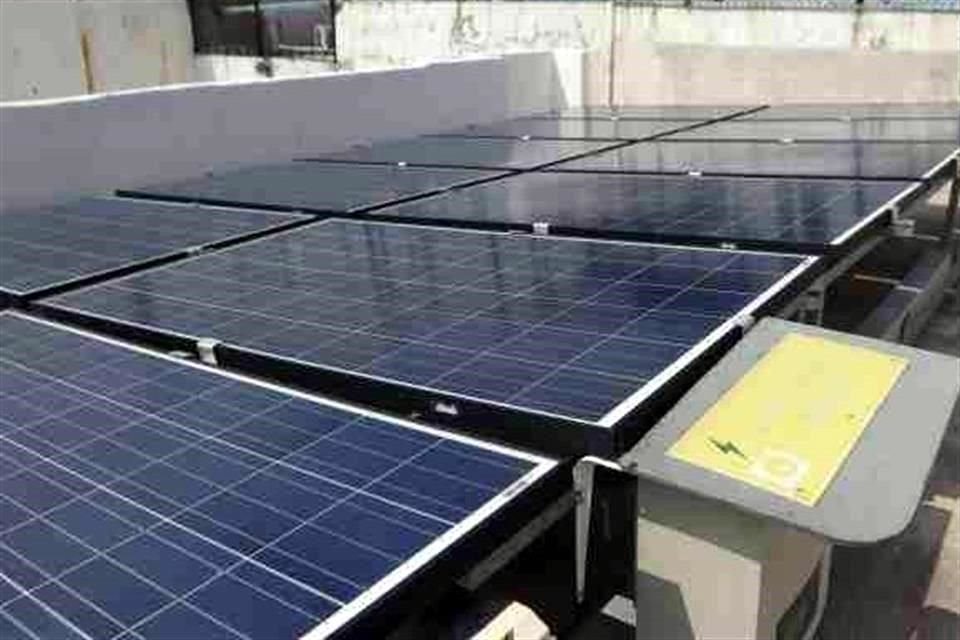 Señalan empresas que hay proyectos de instalación de paneles solares que llevan parados desde hace 5 meses.