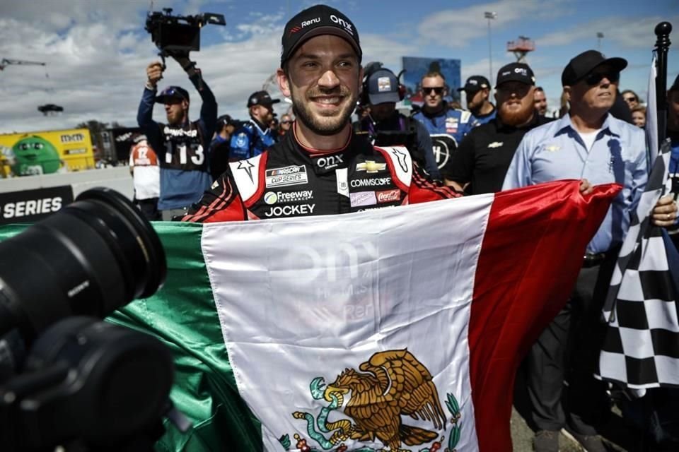 Dani festejó con la bandera de México.