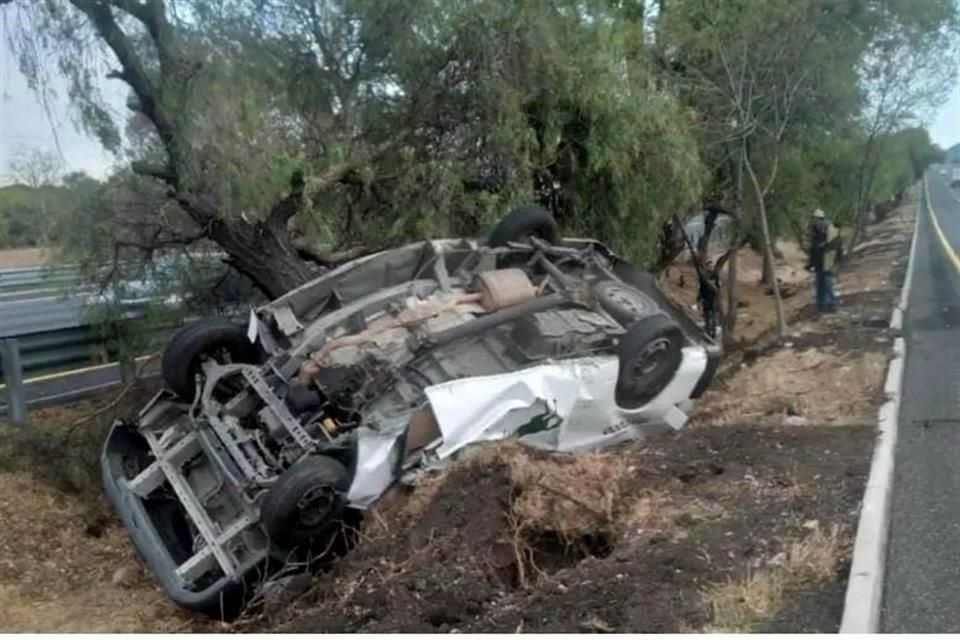 Una camioneta con pasajeros se volcó en Autopista México-Querétaro, a la altura de Polotitlán, lo que dejó un saldo de al menos 12 muertos.