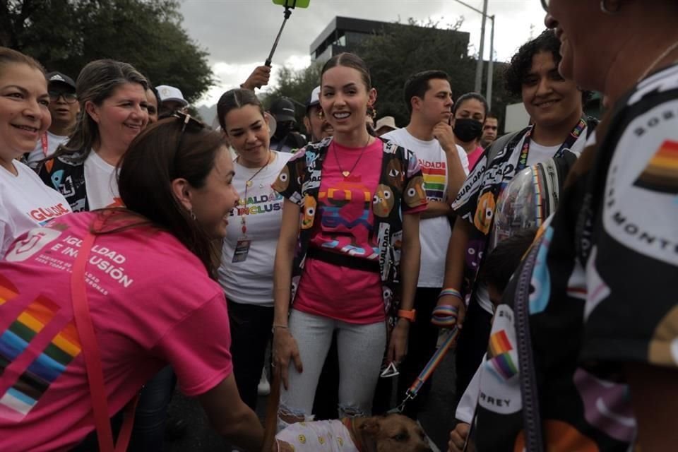 Mariana Rodríguez, la Secretaria de Igualdad e Inclusión, Martha Herrera; el Alcalde de Monterrey, Luis Donaldo Colosio; y la Secretaria del Ayuntamiento regio, Lucia Riojas, asistieron a la marcha.