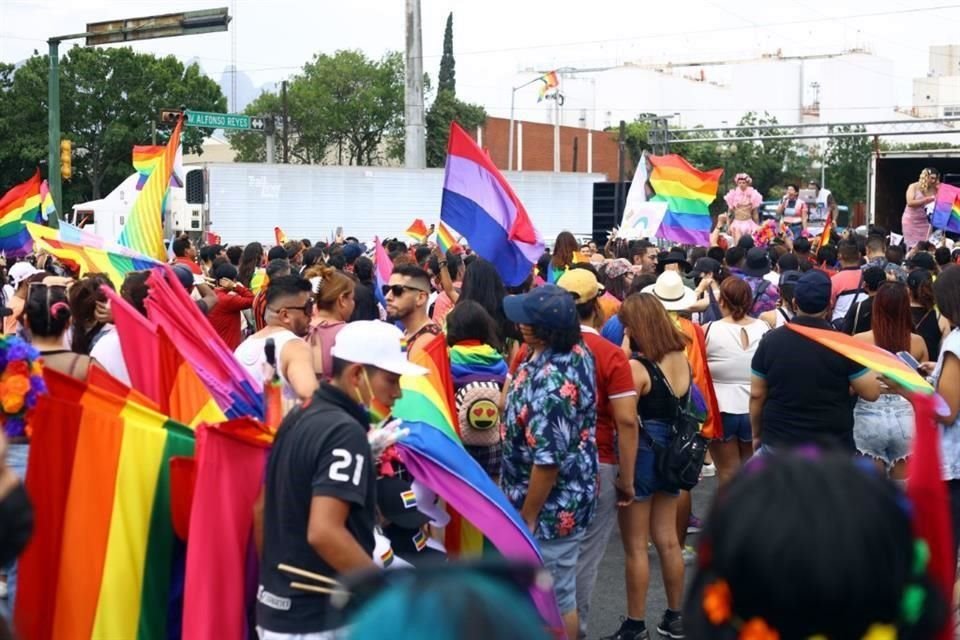 Los miles participantes cubrieron todos los carriles de la Avenida Alfonso Reyes dirigiéndose hacia el sur, alzando banderas que identifican las diversas orientaciones sexuales.