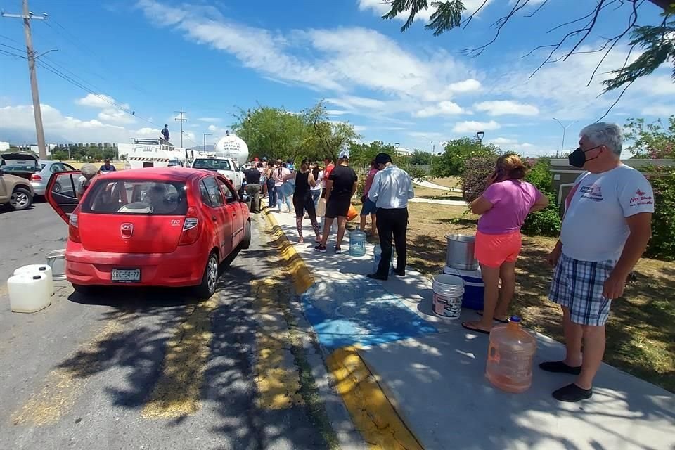 Ante las afectaciones por la megafuga en la Presa El Cuchillo, pipas abastecen de agua a vecinos de la Colonia Hacienda Los Morales, en San Nicolás.