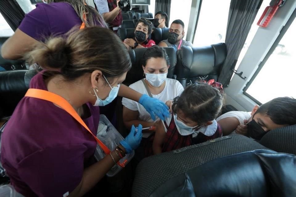 Los menores fueron llevados en autobuses al Puente internacional para recibir la vacuna.