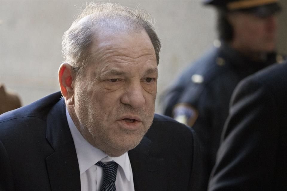 Harvey Weinstein denunció a su ex abogado, Jose Baez por dejar su defensa y cobrarle por cobrarle 1 millón de dólares.  
