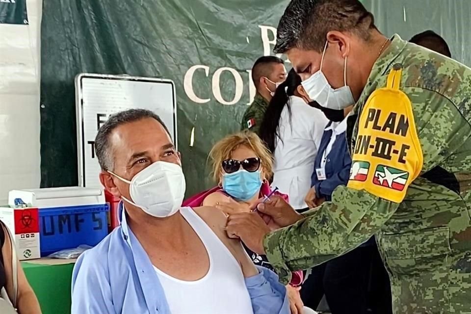 Fernando Larrazabal recibió la primera dosis de la vacuna contra el Covid-19 en San Pedro.