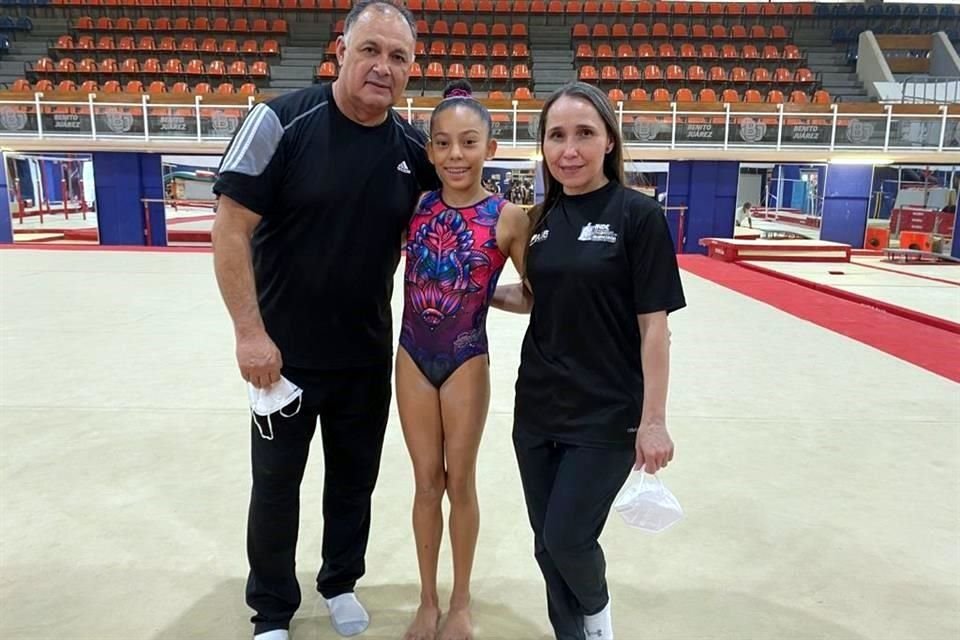 Los entrenadores Aurelio Montufas y Claudia Garza con la campeona mexicana juvenil, María Angela Flores.