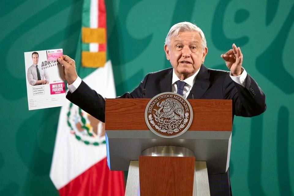 El Presidente mostró la tarjeta rosa de Adrián de la Garza.