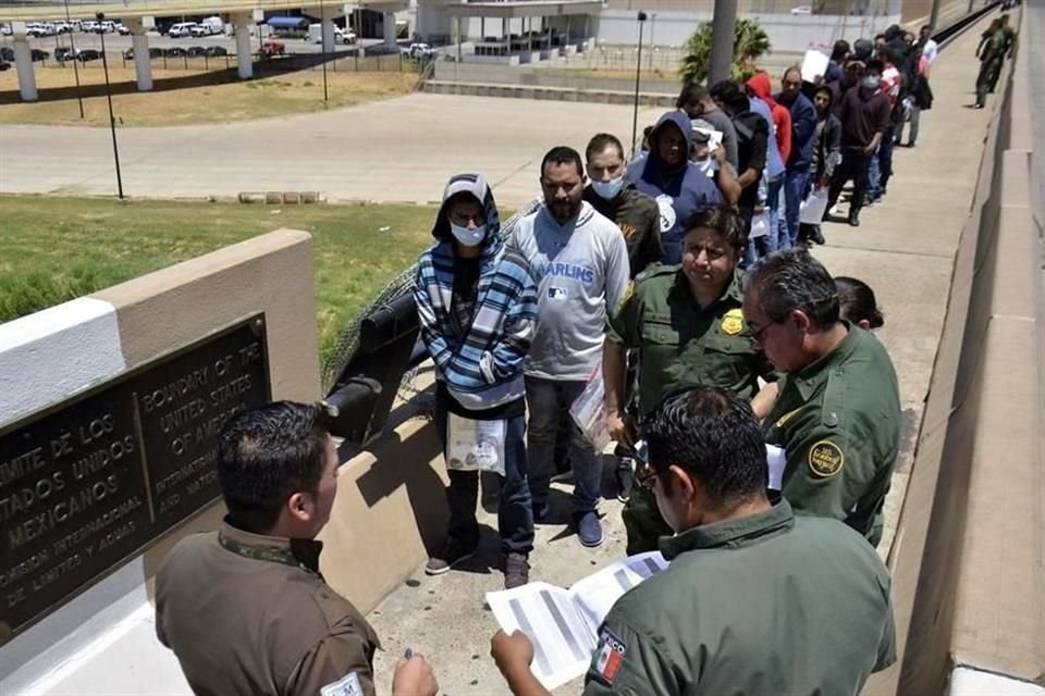 Migrantes a la espera de cruzar la frontera hacia Estados Unidos.