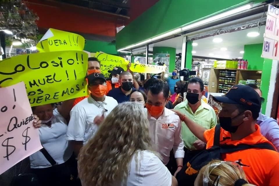 Un grupo de 20 personas se concentró con pancartas en contra del candidato en el cruce de Guerrero y Aramberri, y tras recibir una llamada entraron al lugar.