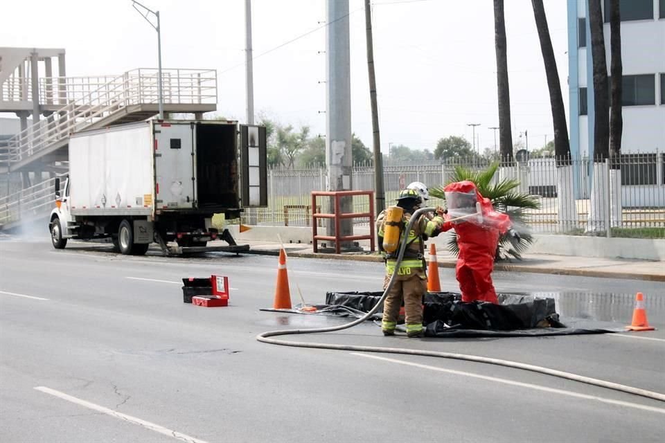 Autoridades de San Nicolás cerraron la circulación de la Avenida Nogalar luego de que un camión comenzó a derramar ácido muriático sobre la carpeta asfáltica.