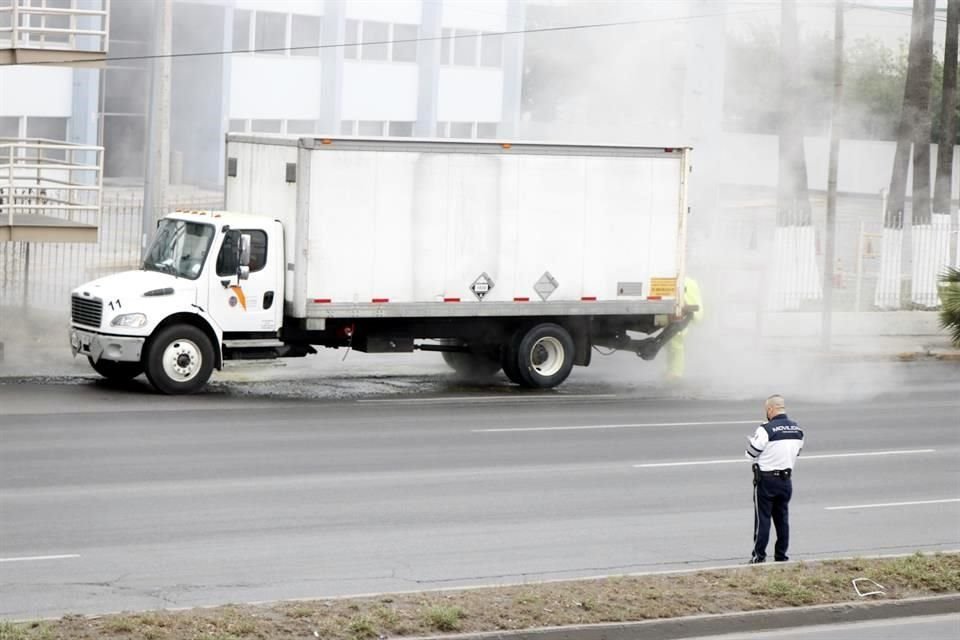 Autoridades de San Nicolás cerraron la circulación de la Avenida Nogalar luego de que un camión comenzó a derramar ácido muriático sobre la carpeta asfáltica.