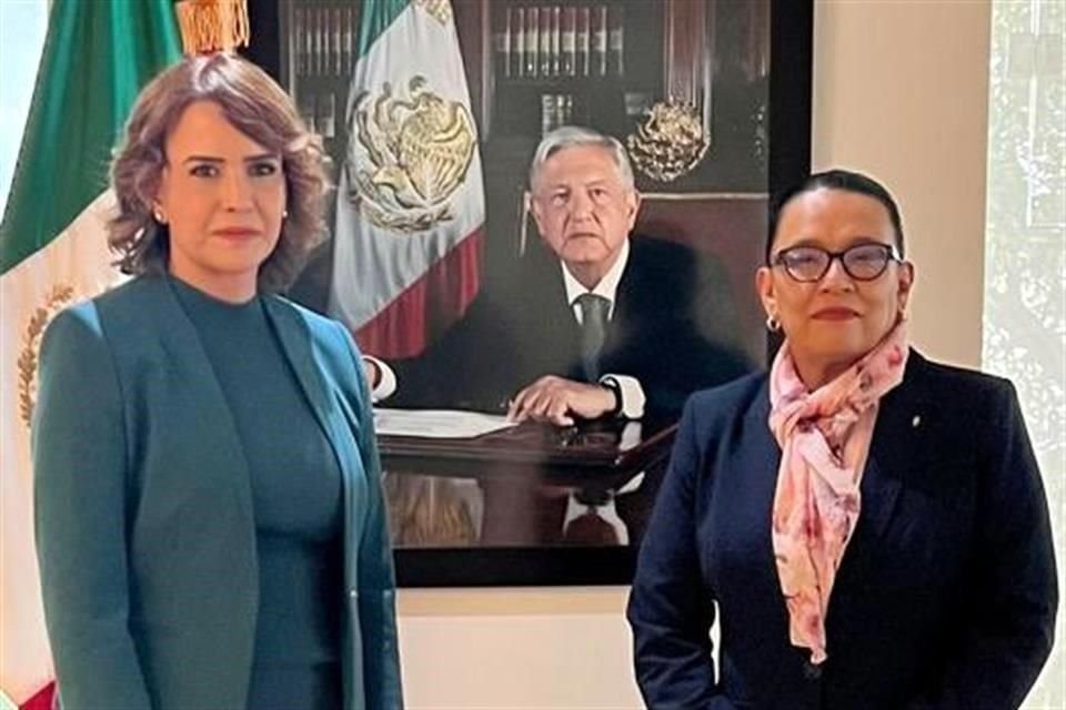 Clara Luz Flores (izq.) fue presentada por Rosa Icela Rodríguez, Secretaria de Seguridad como titular del Secretariado.